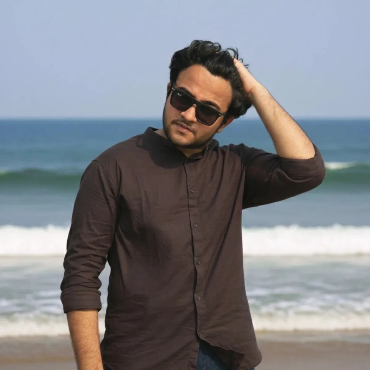 I am an aspiring actor who loves to be on screen .