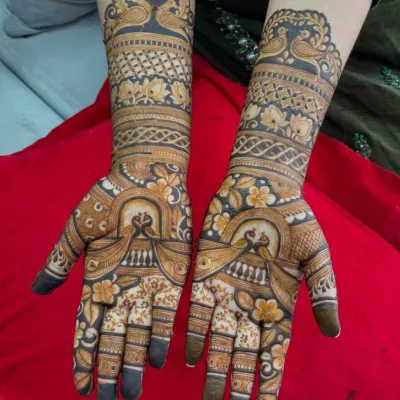 Henna artist